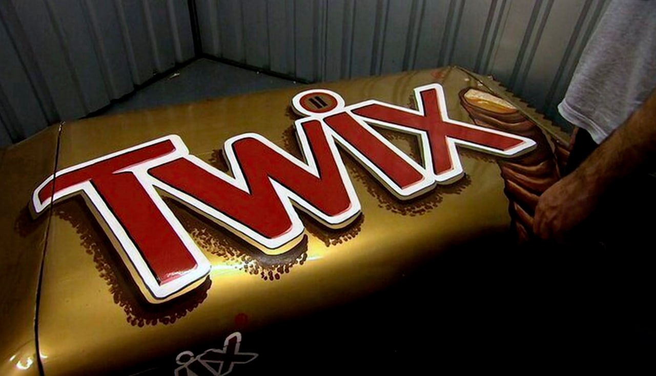 Машина Twix Огромный батончик Twix, сделанный в виде машины