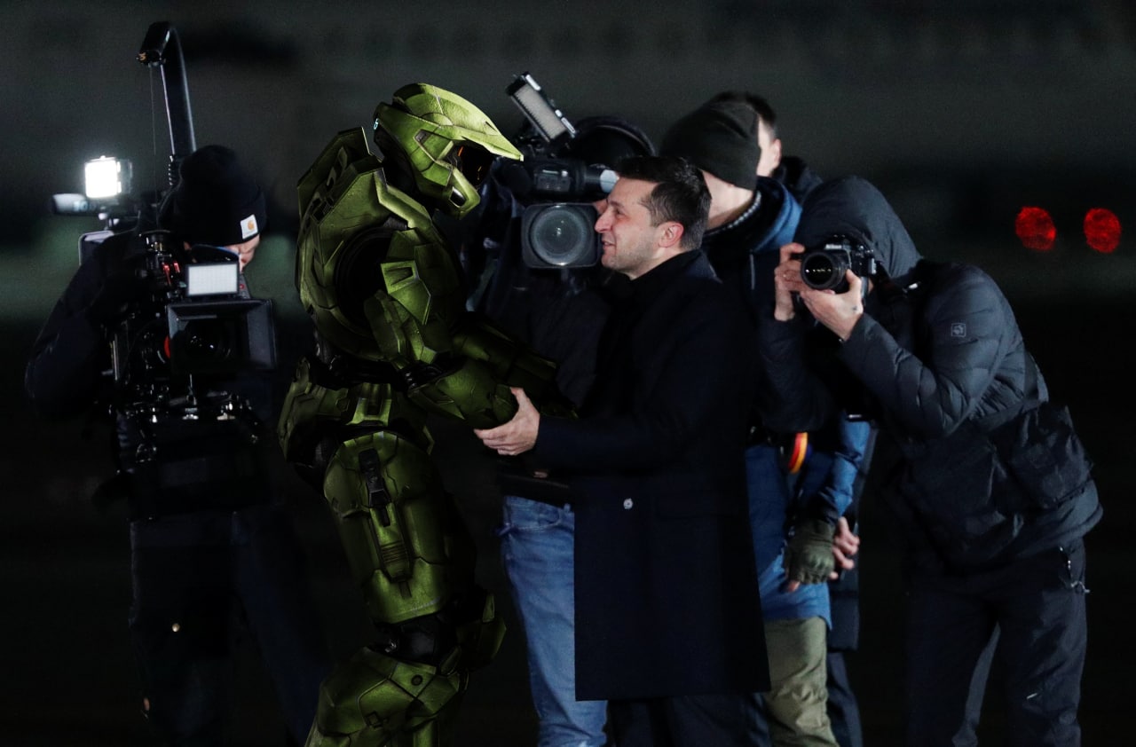 Мастер Чиф и Зеленский пожимают руки Мастер Чиф из "Halo" пожимает руку Владимиру Зеленскому.