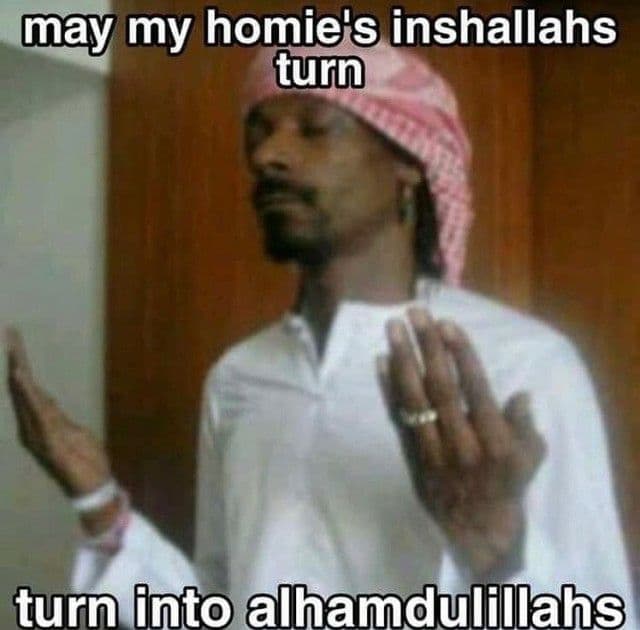 May my homie's inshallahs turn into alhamdulillahs Снуп Догг в куфии и белой одежде, стоящий в молитвенной позе с закрытыми глазами.
