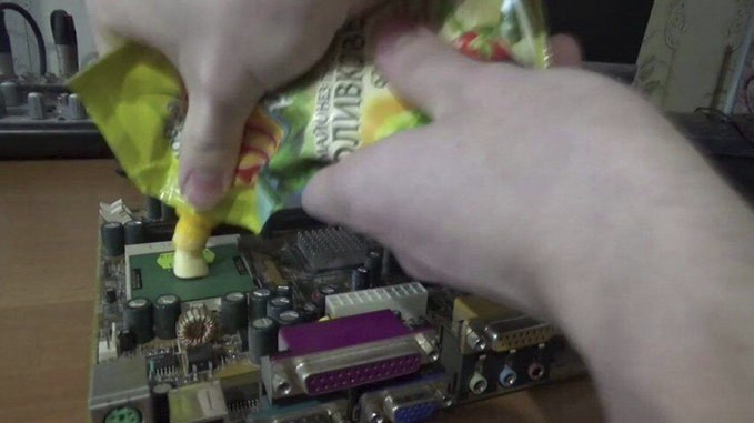 Кто-то наносит майонез «Оливковый» на материнскую плату компьютера