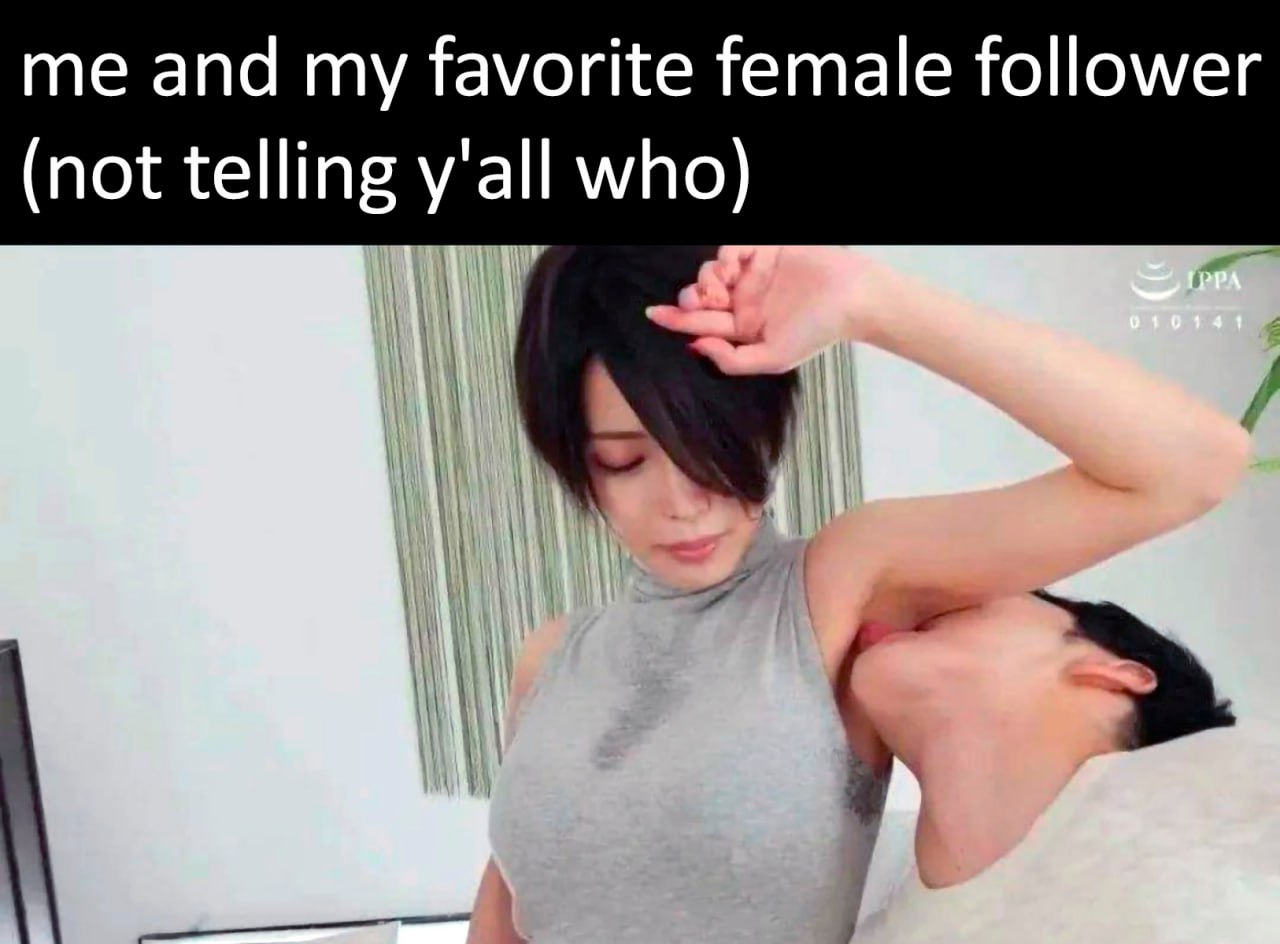 Me and my favorite female follower Девушка потеет в серой майке, а парень лижет ей подмышку.