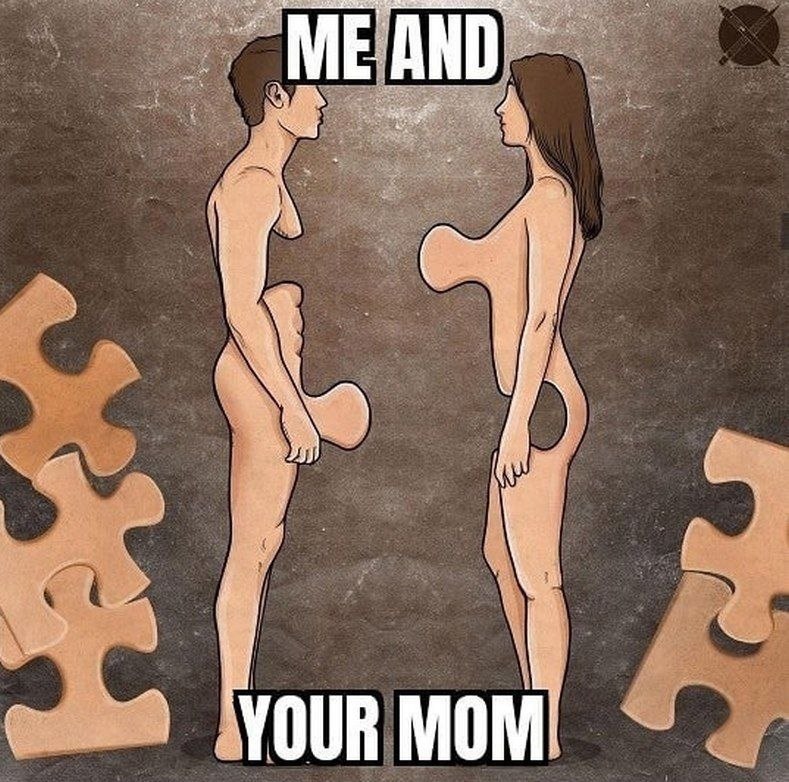 Пошлый мем с обнажёнными фигурами-пазлами и надписью «Me and your mom» — «я и твоя мама».