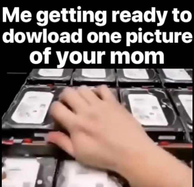 Me getting ready to download one picture of your mom Человек готовится загрузить одну фотографию, используя для этого огромное количество жестких дисков.