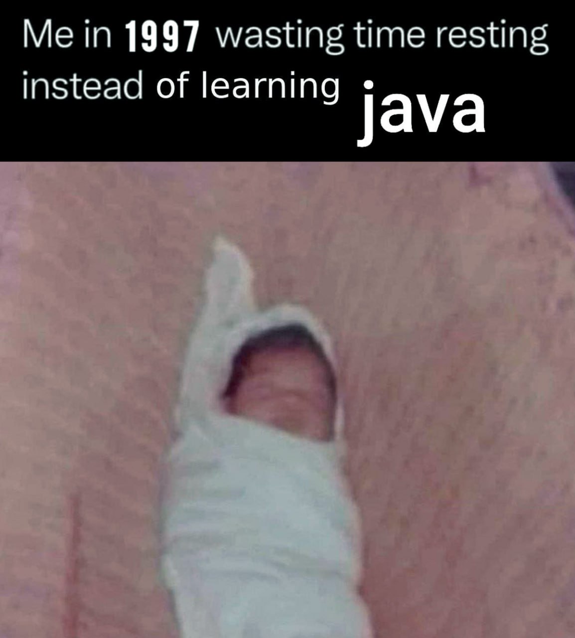 Me in 1997 wasting time resting instead of learning Java Младенец в 1997 году тратит время на отдых вместо изучения Java.