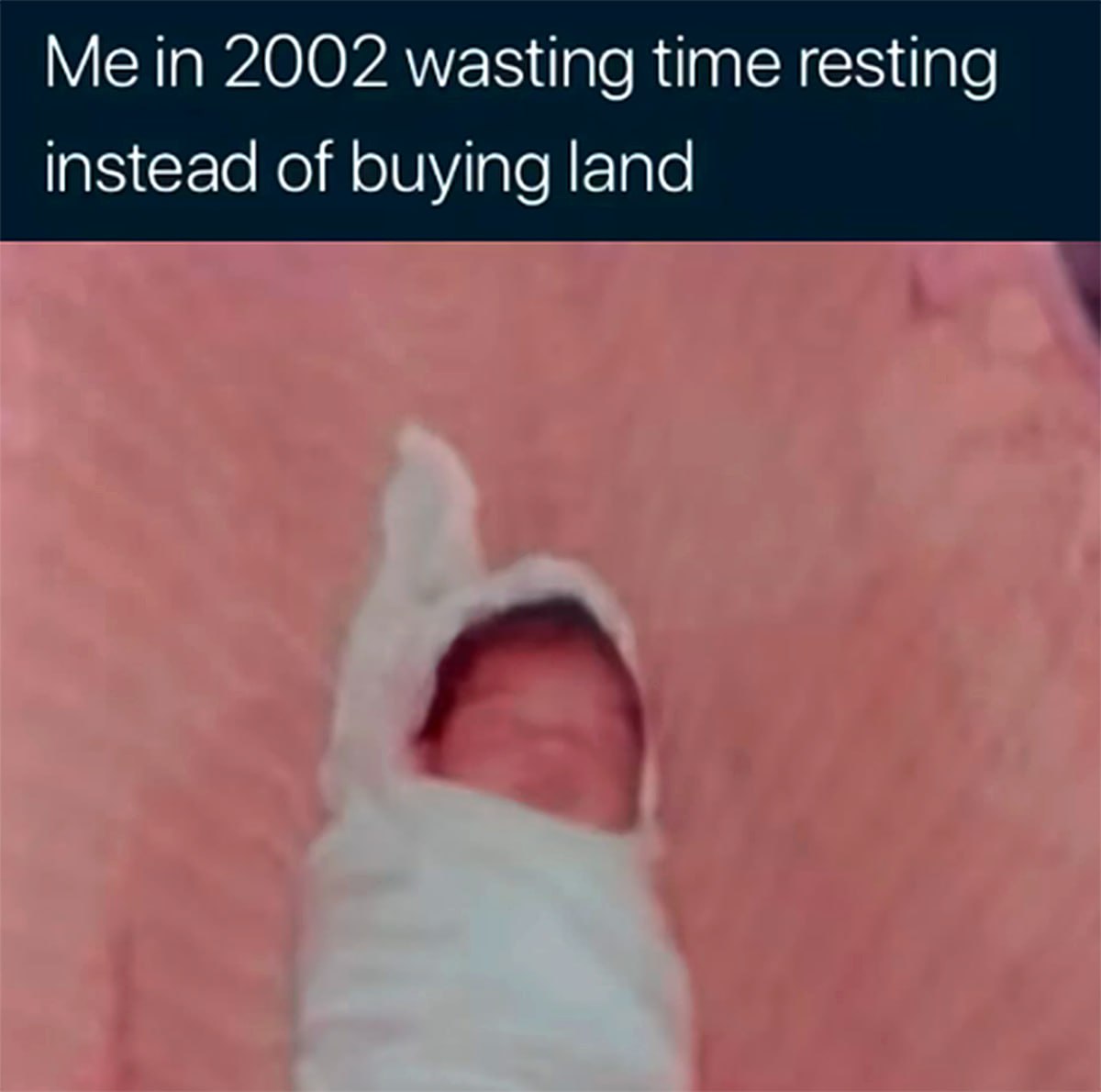 Me in 2002 wasting time resting instead of buying land Мем про человека, который в 2002 году отдыхал вместо того, чтобы покупать землю
