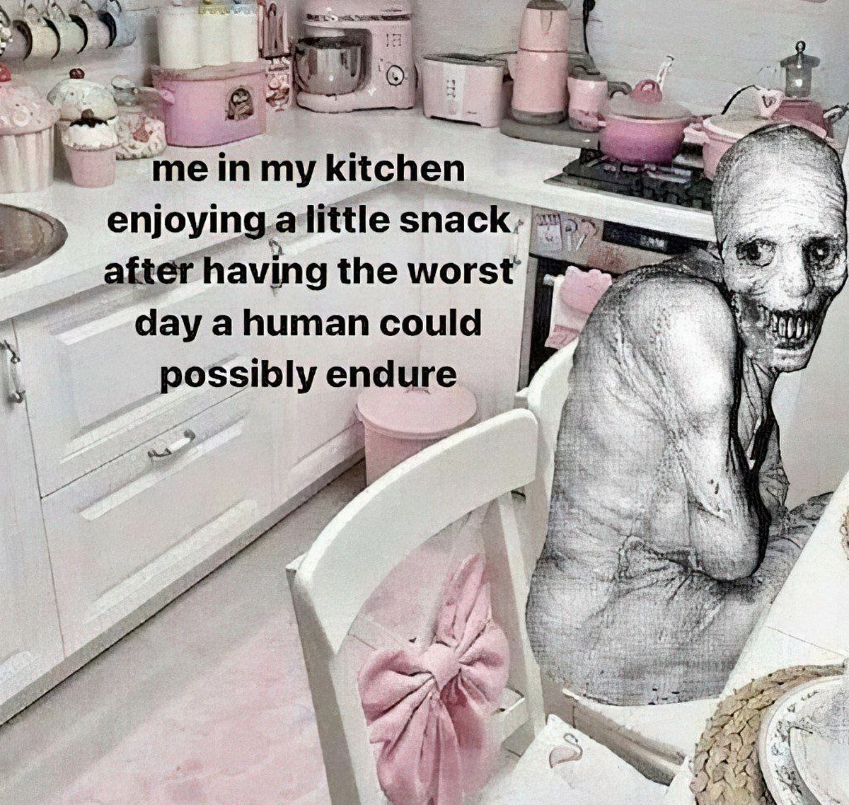 Me in my kitchen enjoying a little snack after having the worst day a human could possibly endure Мем с жутким существом на розовой кухне, наслаждающимся закуской после ужасного дня