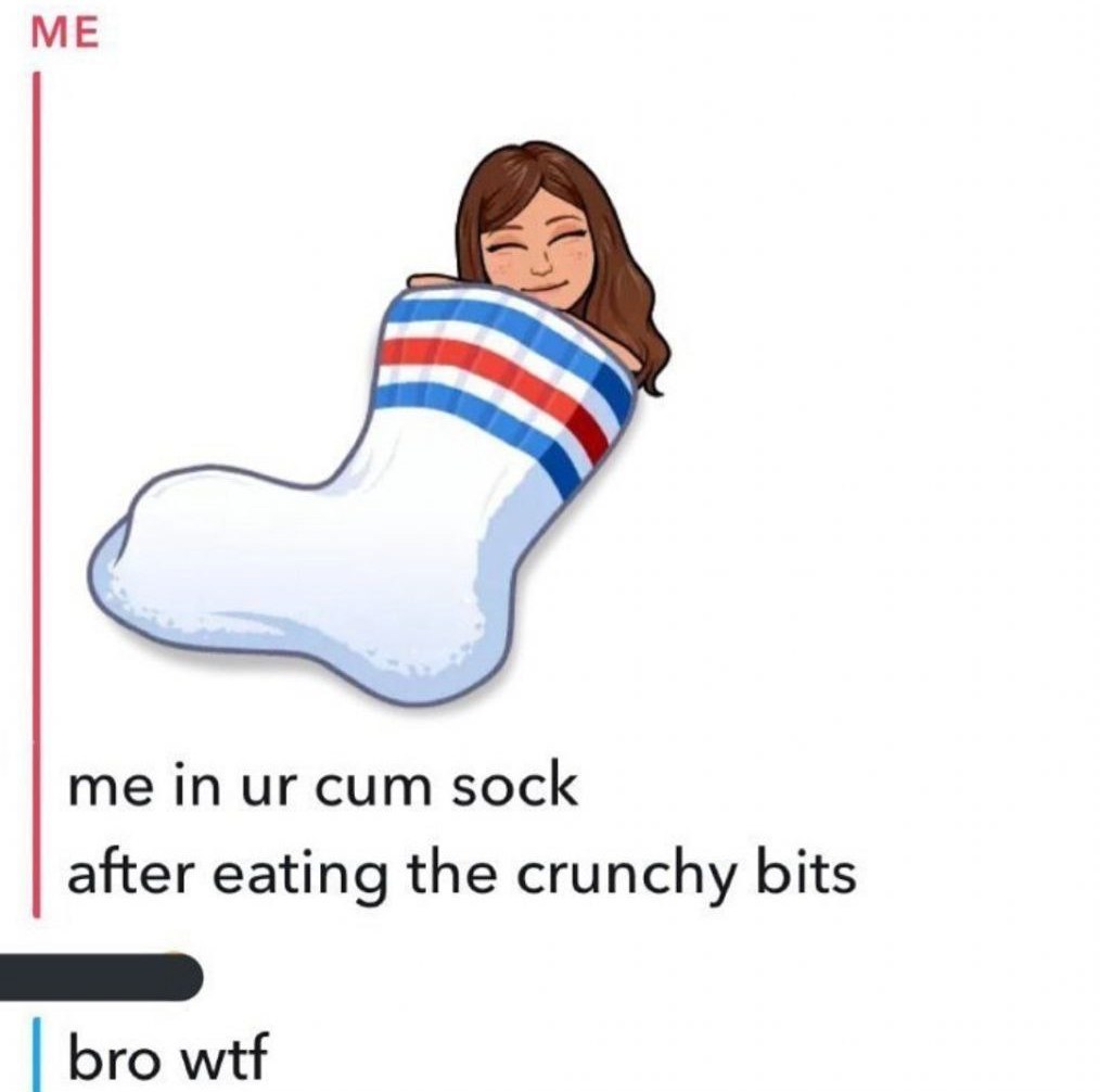 Me in ur cum sock after eating the crunchy bits Мем, где девушка-Bitmoji лежит внутри носка с красными и синими полосками и подписью «Me in ur cum sock after eating the crunchy bits. Bro wtf» на белом фоне.