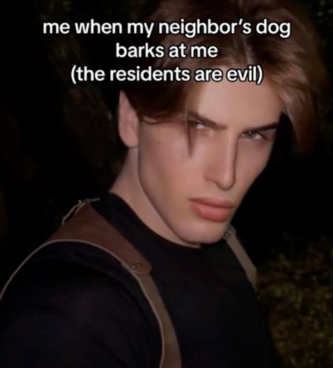 Me when my neighbor's dog barks at me the residents are evil Молодой человек с пронзительным взглядом и надписью "Me when my neighbor's dog barks at me the residents are evil"