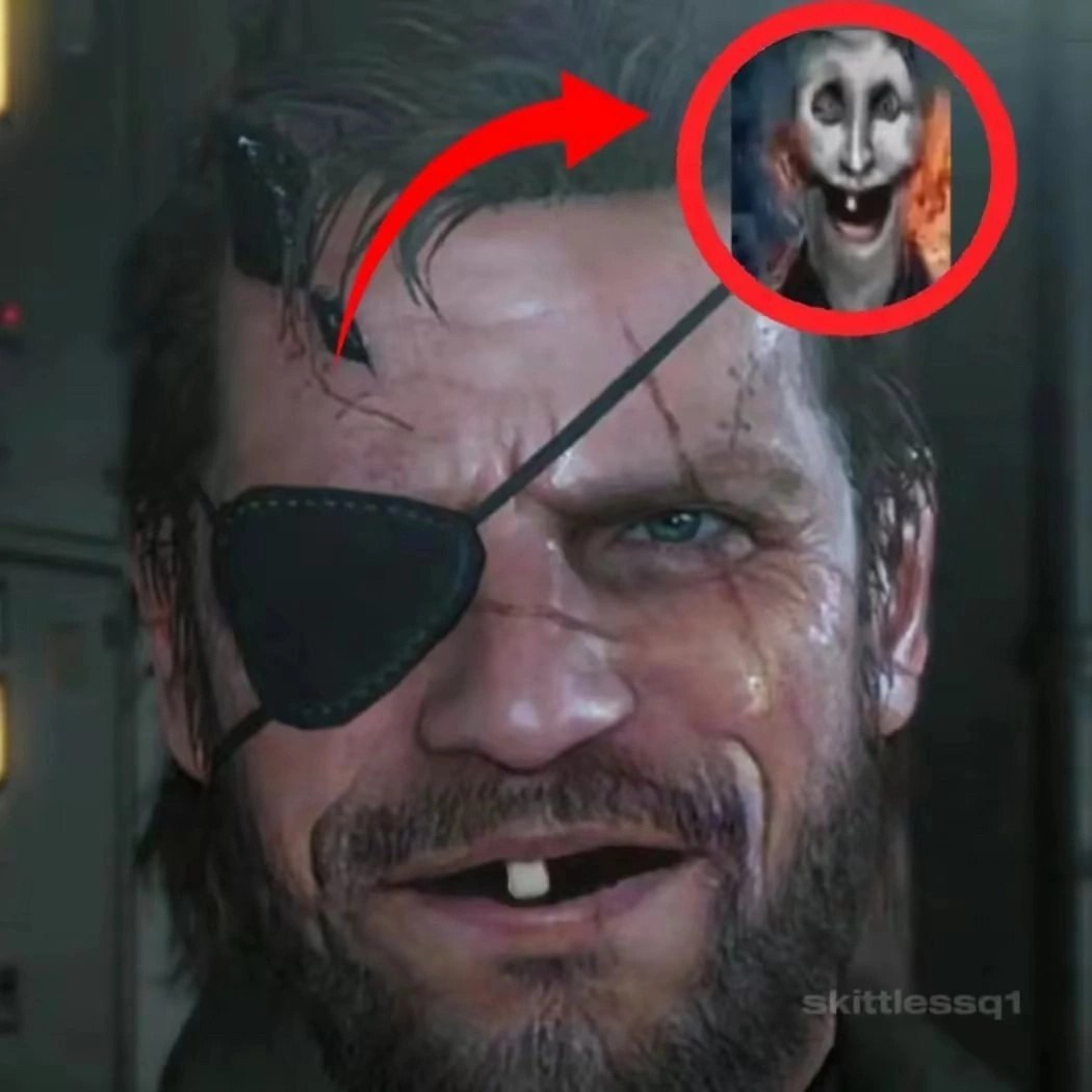 Metal Gear Solid Веном Снейк с протезом зуба и джокером Персонаж игры Metal Gear Solid - Веном Снейк - с протезом вместо зуба и смеющимся джокером в красном круге.