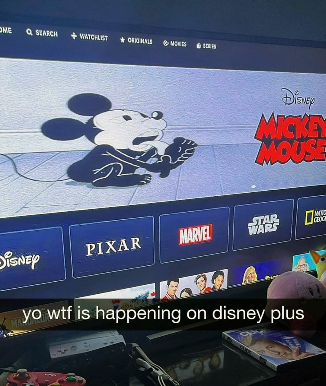 Mickey Mouse что происходит на Disney Plus Странный кадр из мультфильма про Микки Мауса на Disney Plus, где он выглядит страдающим.