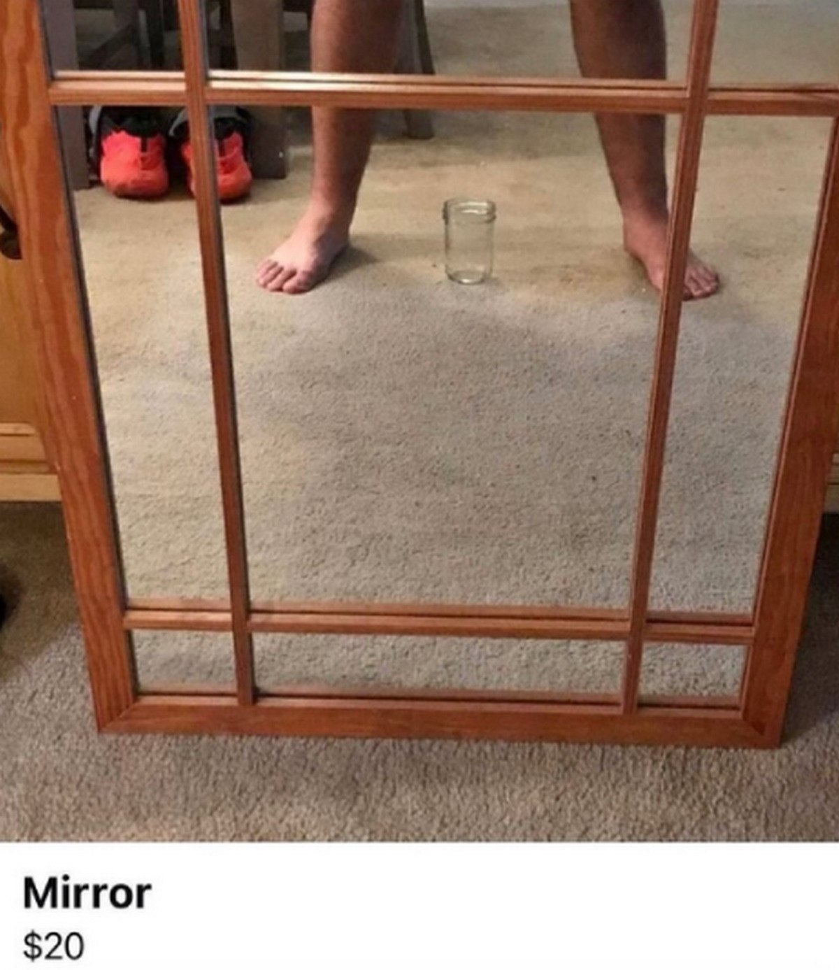 Mirror за 20 Зеркало, продаваемое за 20 долларов, с отражением голых мужских ног и банкой