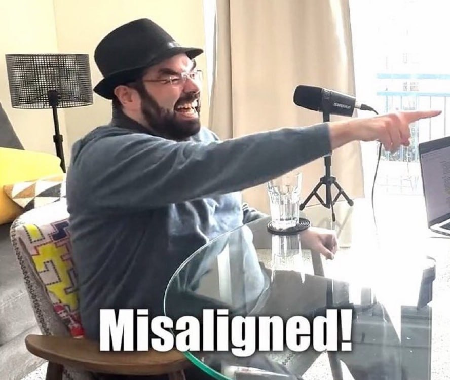 Мужчина указывает в сторону и смеётся, а внизу написано «Misaligned!» — «Не совпадает!»