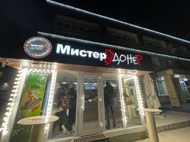 Мистер Донер и ЧВК Вагнера Вывеска кафе Мистер Донер, логотип которого похож на лого ЧВК Вагнера