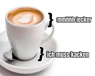 Чашка кофе с надписями «Mmmh lecker» и «Ich muss kacken» — «Ммм, вкусно» и «Мне нужно покакать».