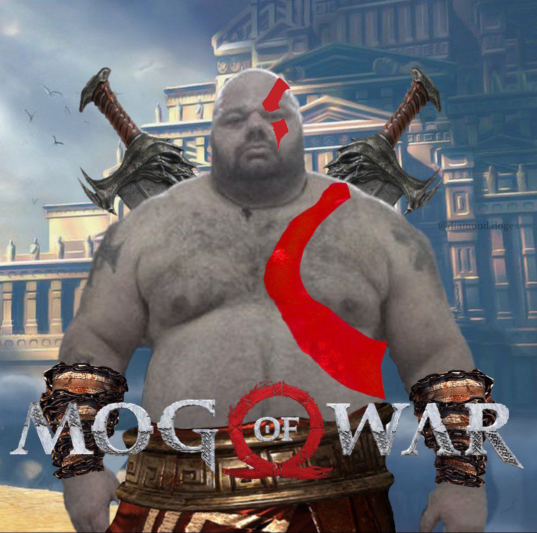 Мог оф Вар Тучный Кратос из мема Mog of War с клинками и татуировками на фоне древнего храма.