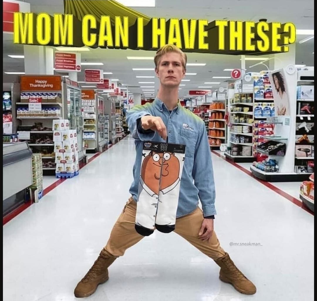 Mom can i have these Молодой человек в магазине просит купить носки с Питером Гриффином.