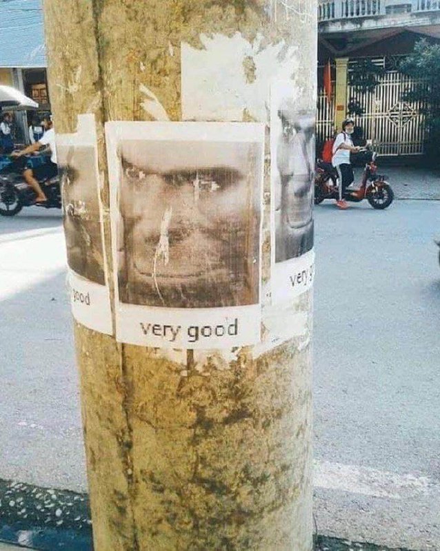 Обезьяна очень хорошо Мем с обезьяной и надписью «very good» на столбе.