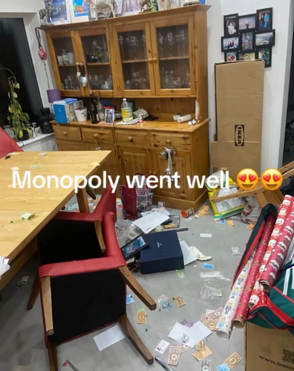 Monopoly went well Комната после безумной игры в «Монополию»