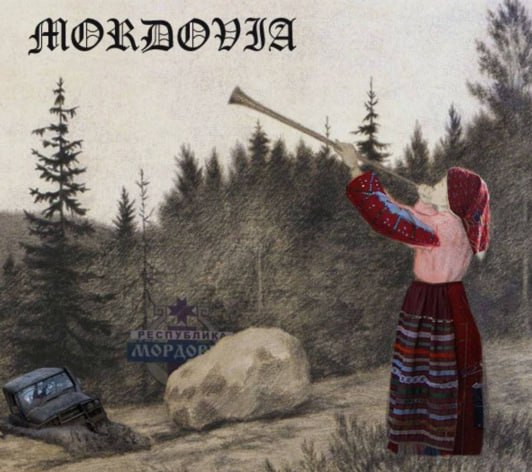 MORDORVIA Женщина в мордовском костюме дует в рог на фоне знака "Республика Мордовия" и затонувшей машины