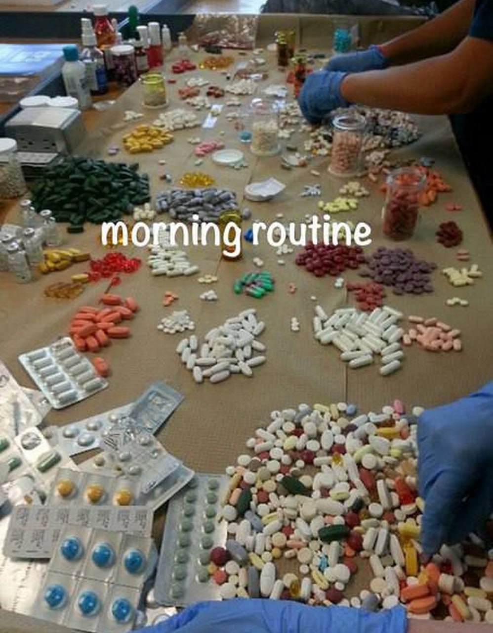 Morning routine с таблетками Ироничный мем об утренней рутине, полной таблеток и лекарств.