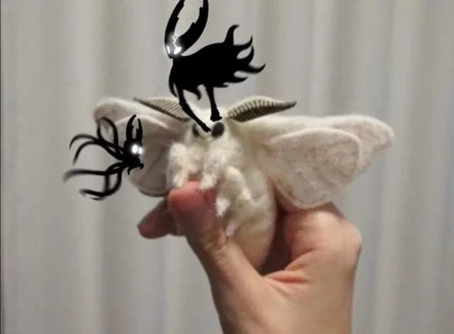 Мотылёк Сияние и другие персонажи Hollow Knight на пушистой моли