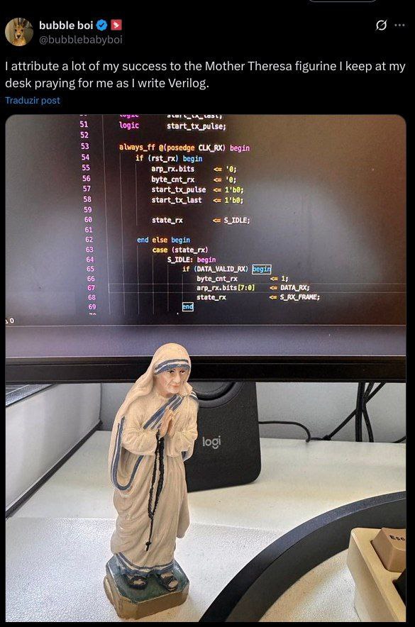 Мать Тереза молится за программиста Verilog Мем с программистом, который держит на столе статуэтку Матери Терезы, пока пишет код на Verilog.