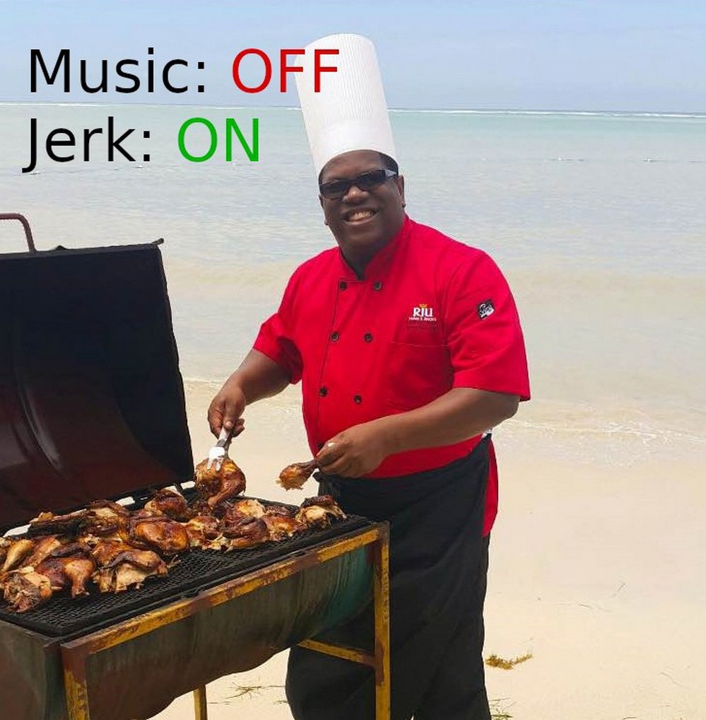 Music: OFF Jerk: ON Шеф-повар улыбается, готовя на гриле курицу джерк на пляже, с надписью «Music: OFF Jerk: ON».