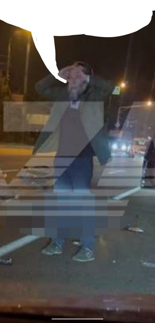 Мужчина закрывает лицо руками Мужчина на пешеходном переходе закрывает лицо руками.