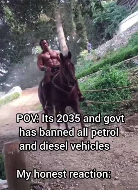 Мужик на лошади в 2035 Мускулистый мужчина едет верхом на лошади в 2035 году