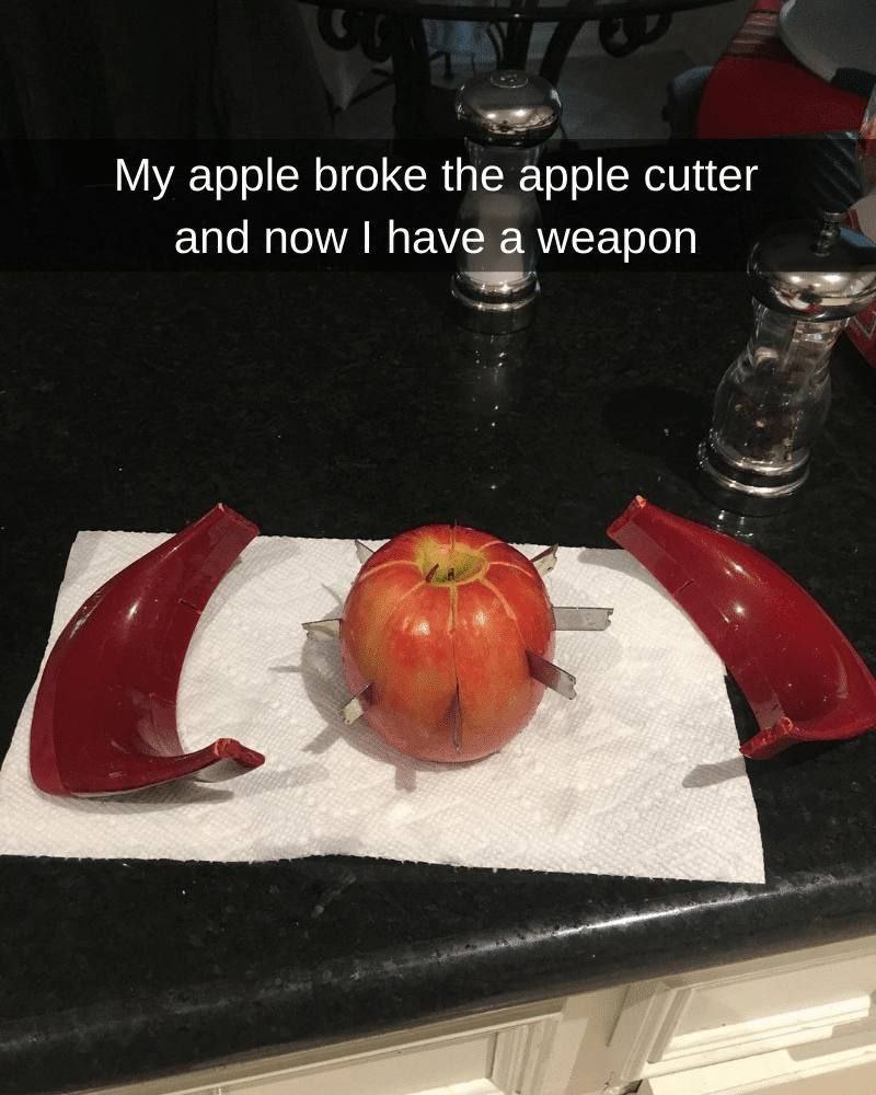 My apple broke the apple cutter and now i have a weapon Яблоко сломало яблокорезку и теперь у меня есть оружие