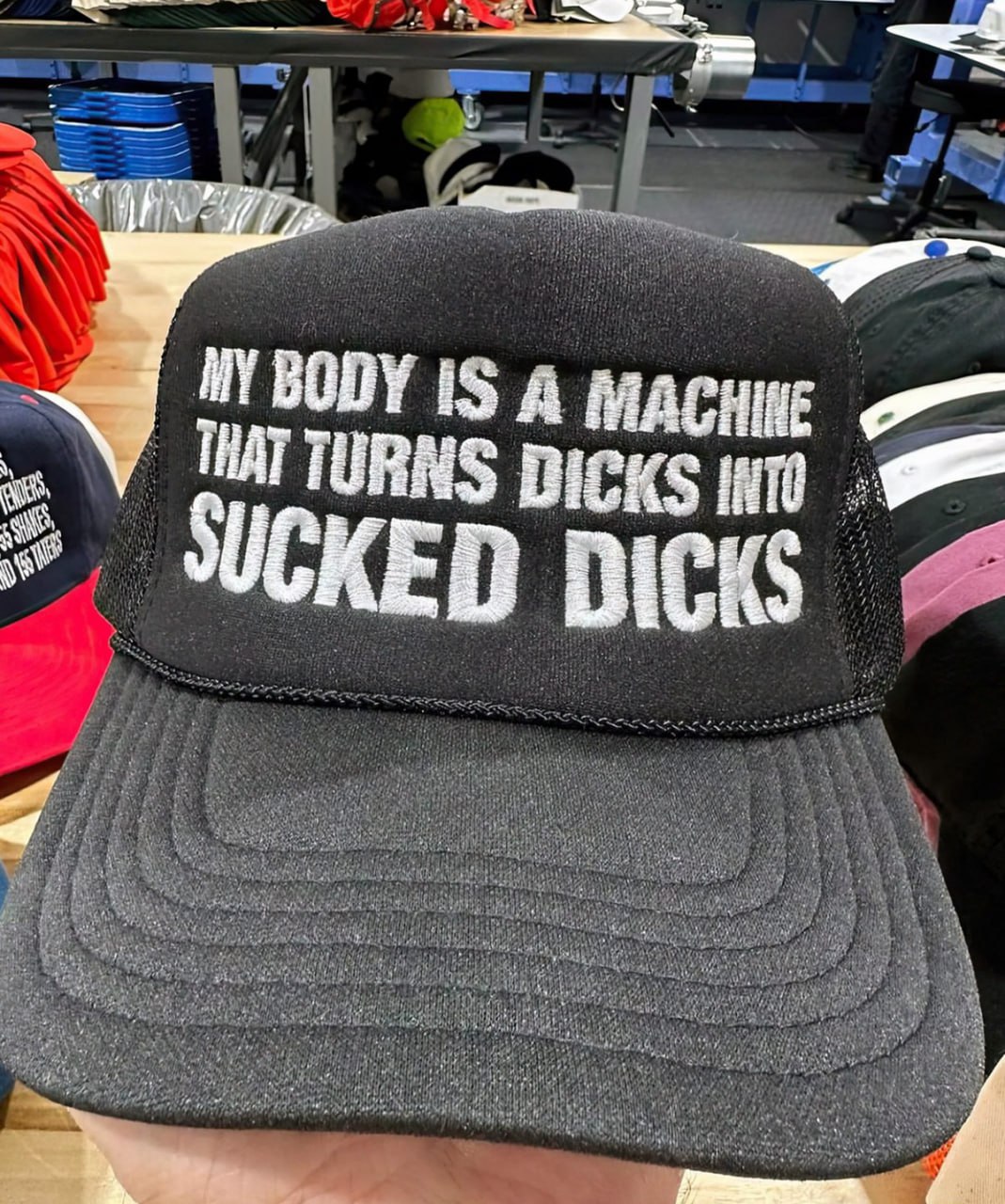 My body is a machine that turns dicks into sucked dicks Черная бейсболка с белой надписью «My body is a machine that turns dicks into sucked dicks»