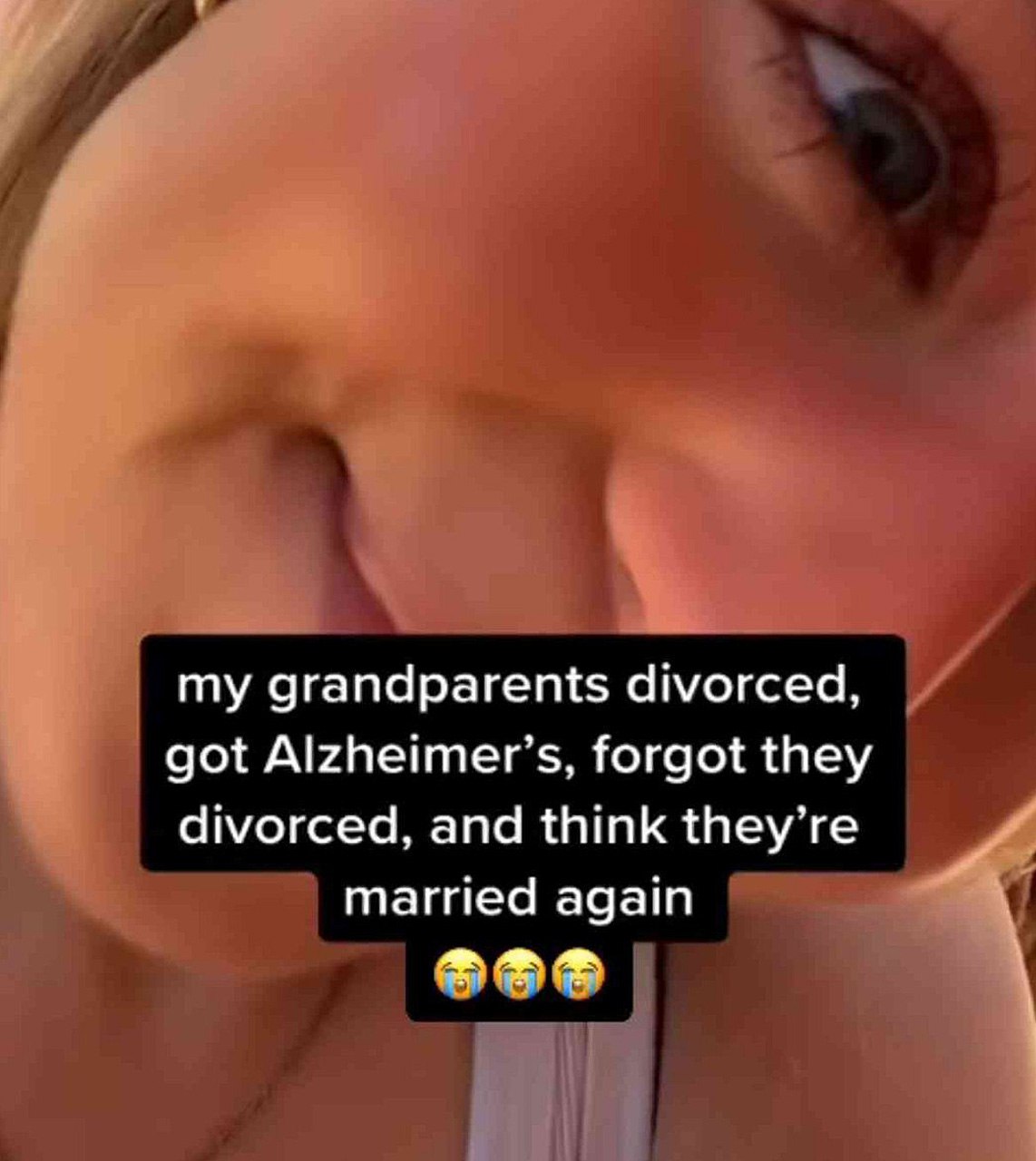 My grandparents divorced, got Alzheimer's Мем про дедушку и бабушку, которые развелись, но из-за болезни Альцгеймера забыли об этом и снова считают себя женатыми