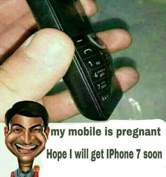 Мой телефон беременный, надеюсь скоро получу iPhone 7 Человек держит вздувшийся кнопочный телефон, который выглядит как беременный, и надеется на получение нового iPhone 7.