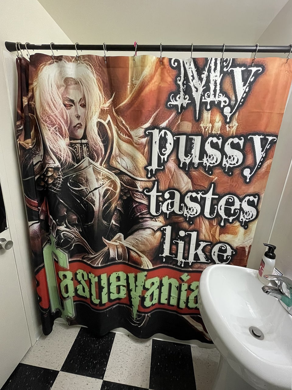 Моя киска на вкус как Castlevania Душевая занавеска с Алукардом из Castlevania и надписью «My pussy tastes like Castlevania»