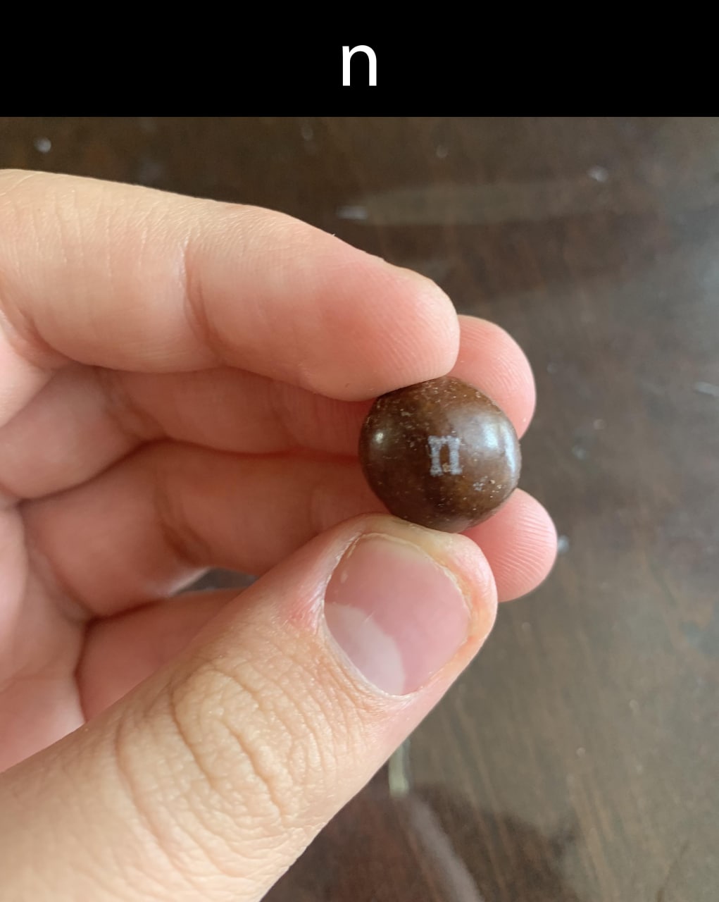 Шоколадная конфета M&M's с буквой n Мем с шоколадной конфетой M&M's, на которой вместо буквы «M» изображена буква «n»