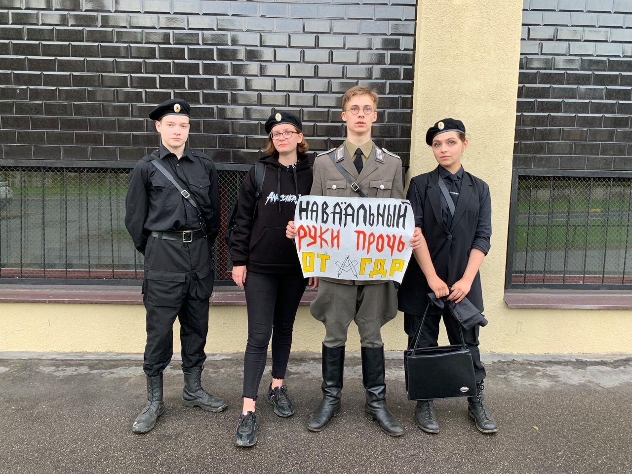 Навальный руки прочь от АГДР Группа людей с плакатом «Навальный руки прочь от АГДР»