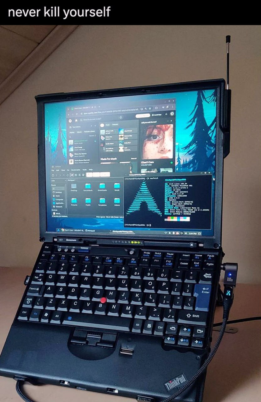 Never kill yourself на ноутбуке ThinkPad Фотография ноутбука ThinkPad с установленной операционной системой Linux и подключенной внешней антенной. Надпись: "Never kill yourself".