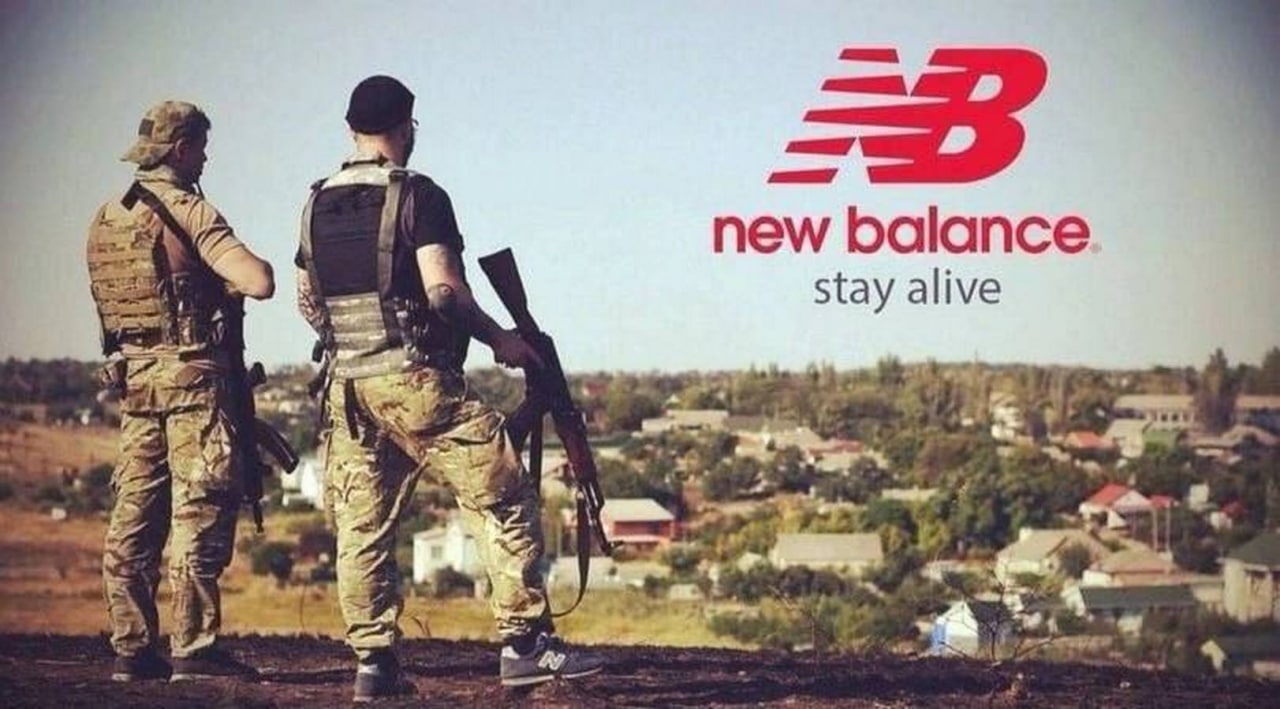 New Balance stay alive Мем с логотипом New Balance и подписью stay alive на фоне двух военных, стоящих на холме и смотрящих на населенный пункт.