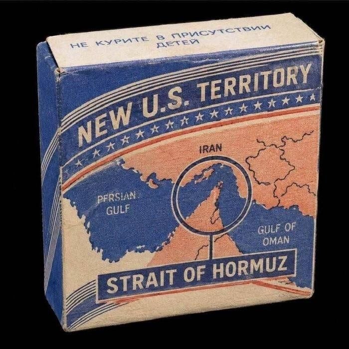 Коробка в стиле пачки сигарет с надписью «New U.S. Territory» и картой Ормузского пролива