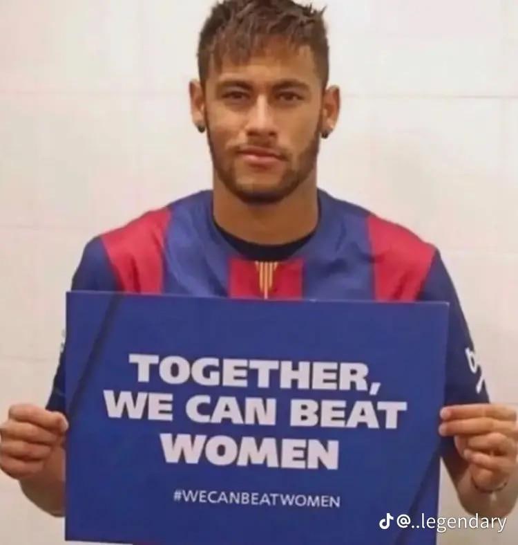 Неймар с надписью Together we can beat women Неймар держит синий плакат с надписью Together we can beat women
