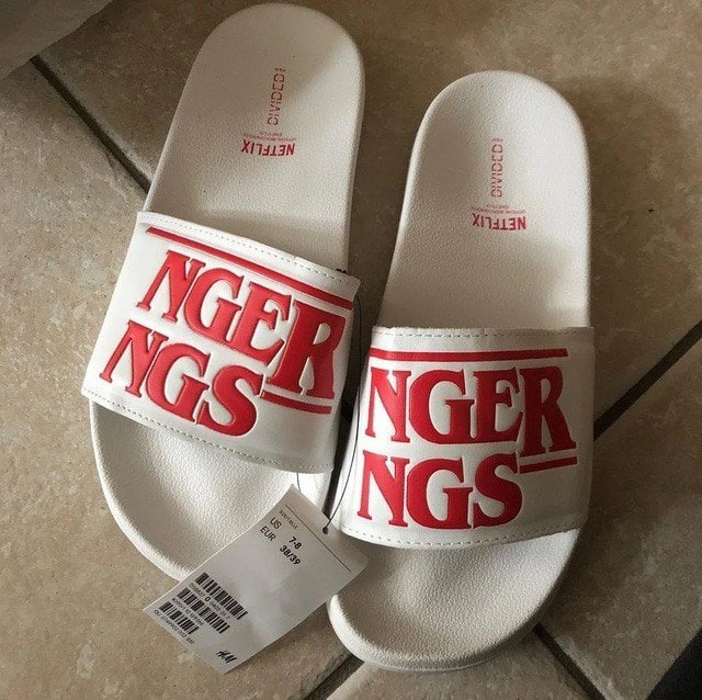 Шлёпанцы NGER NGS Шлёпанцы с надписью NGER NGS и логотипом Netflix и H&M