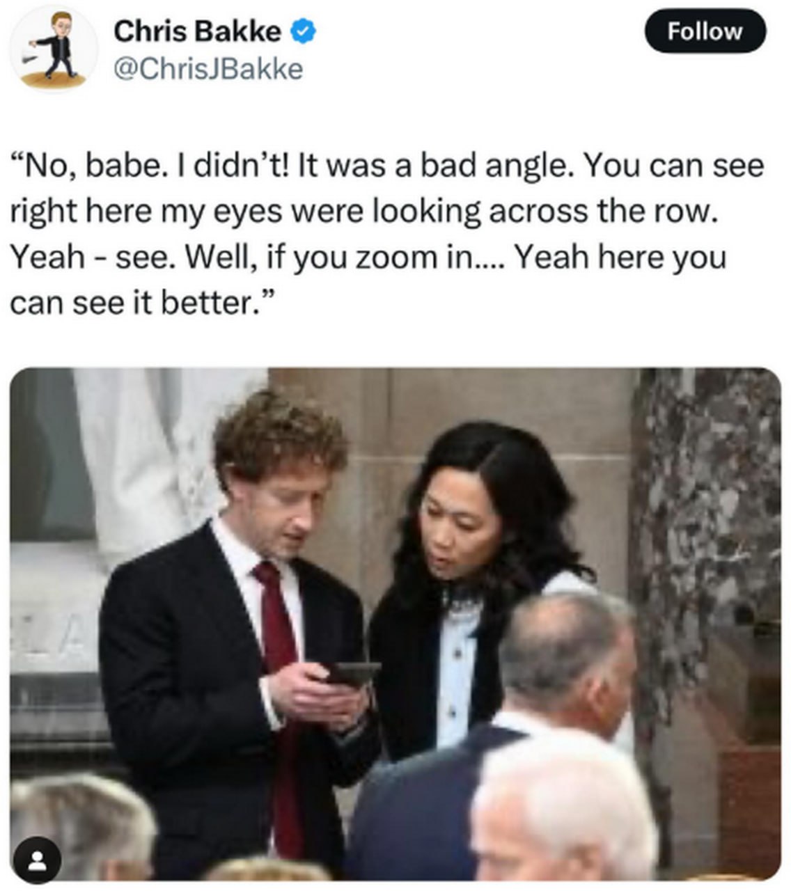 No, babe. I didn't! It was a bad angle Мужчина оправдывается перед женщиной, показывая ей что-то на телефоне, а сверху надпись: "No, babe. I didn't! It was a bad angle".