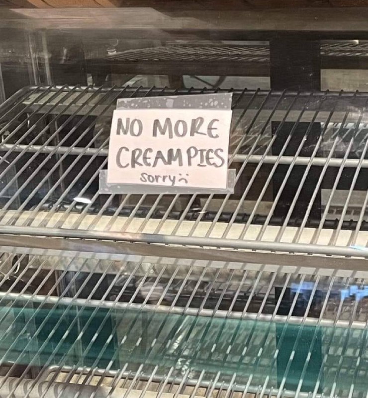 Объявление "No more creampies sorry" в пустой витрине