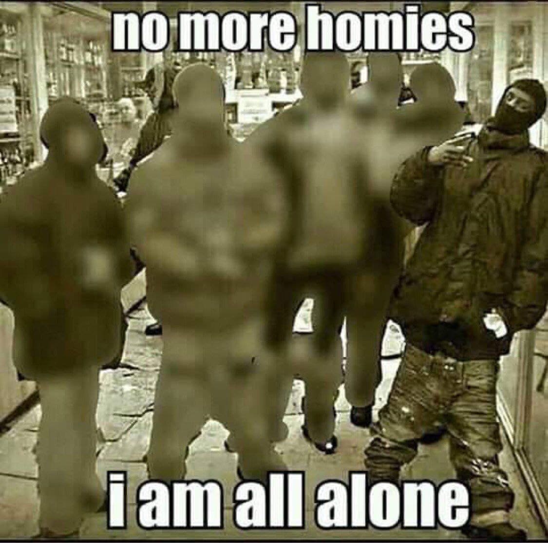 No more homies, i am all alone Мем с человеком, который стоит, а его друзья размыты и исчезают, с надписью «no more homies, i am all alone».