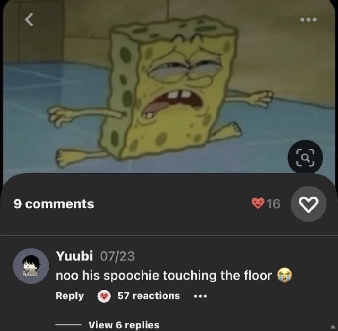 noo his spoochie touching the floor Мем с Губкой Бобом, лежащим на полу с комментарием "noo his spoochie touching the floor".