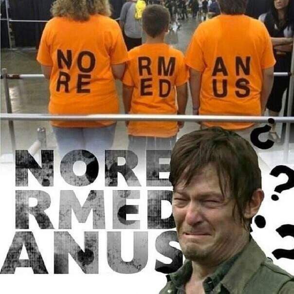 Норман Ридус и Nore Rmed Anus Мем с футболками, на которых написано "Norman Reedus", но буквы расположены так, что читается "Nore Rmed Anus", и плачущим Норманом Ридусом.