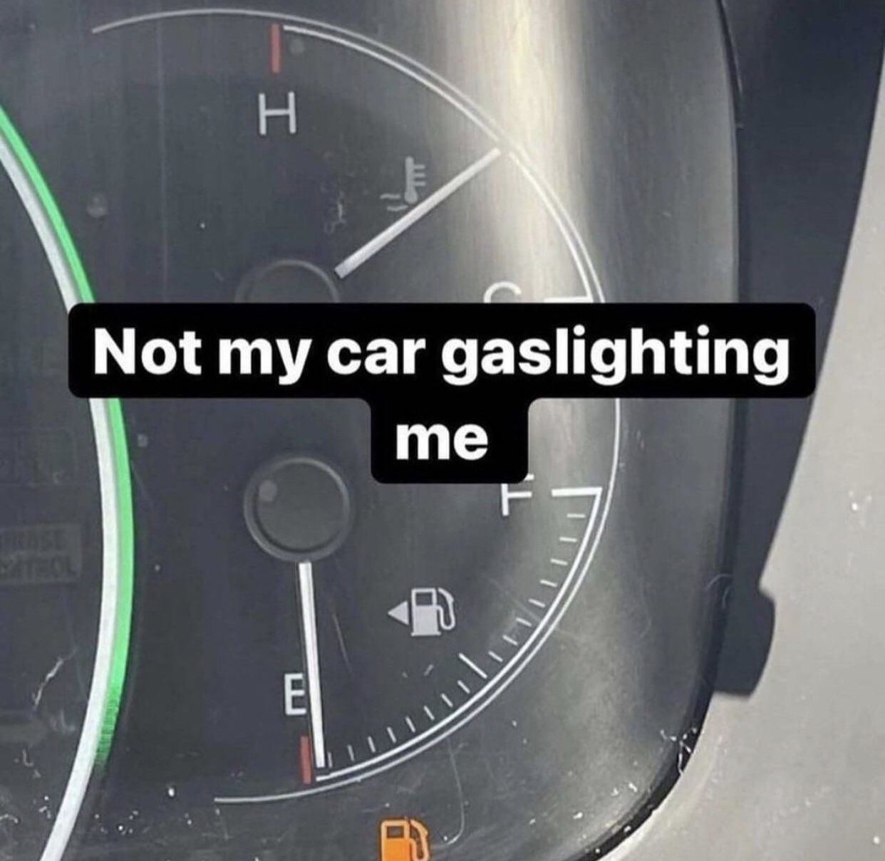Not my car gaslighting me Мем с приборной панелью автомобиля, показывающей почти пустой бак и надписью «Not my car gaslighting me»