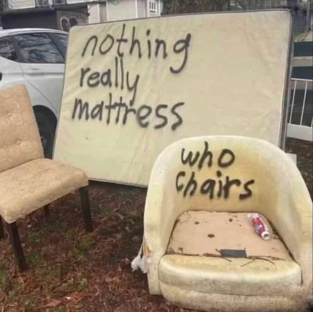 Nothing really mattress who chairs Мем с матрасом и креслами, на которых написано «Nothing really mattress» и «Who chairs»
