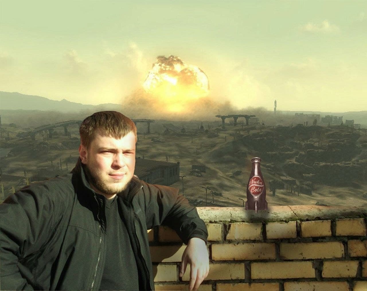 Ядерный взрыв и Nuka-Cola Мужчина на фоне ядерного взрыва с бутылкой Nuka-Cola из игры Fallout