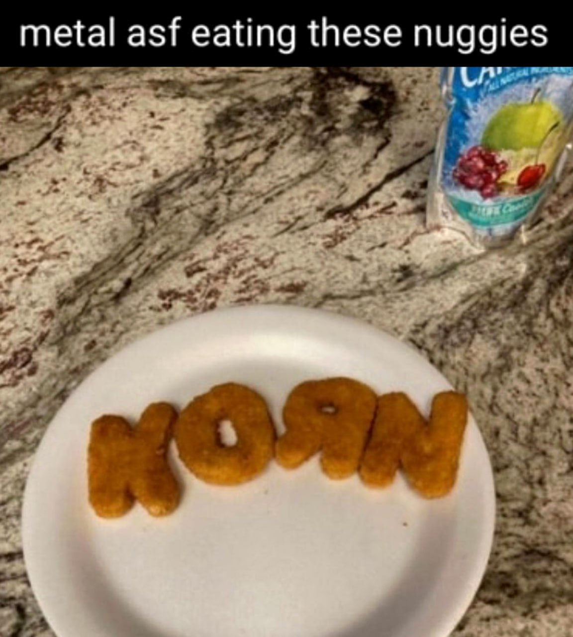 Наггетсы KORN Наггетсы, выложенные в слово KORN, с надписью "metal asf eating these nuggies" и соком.